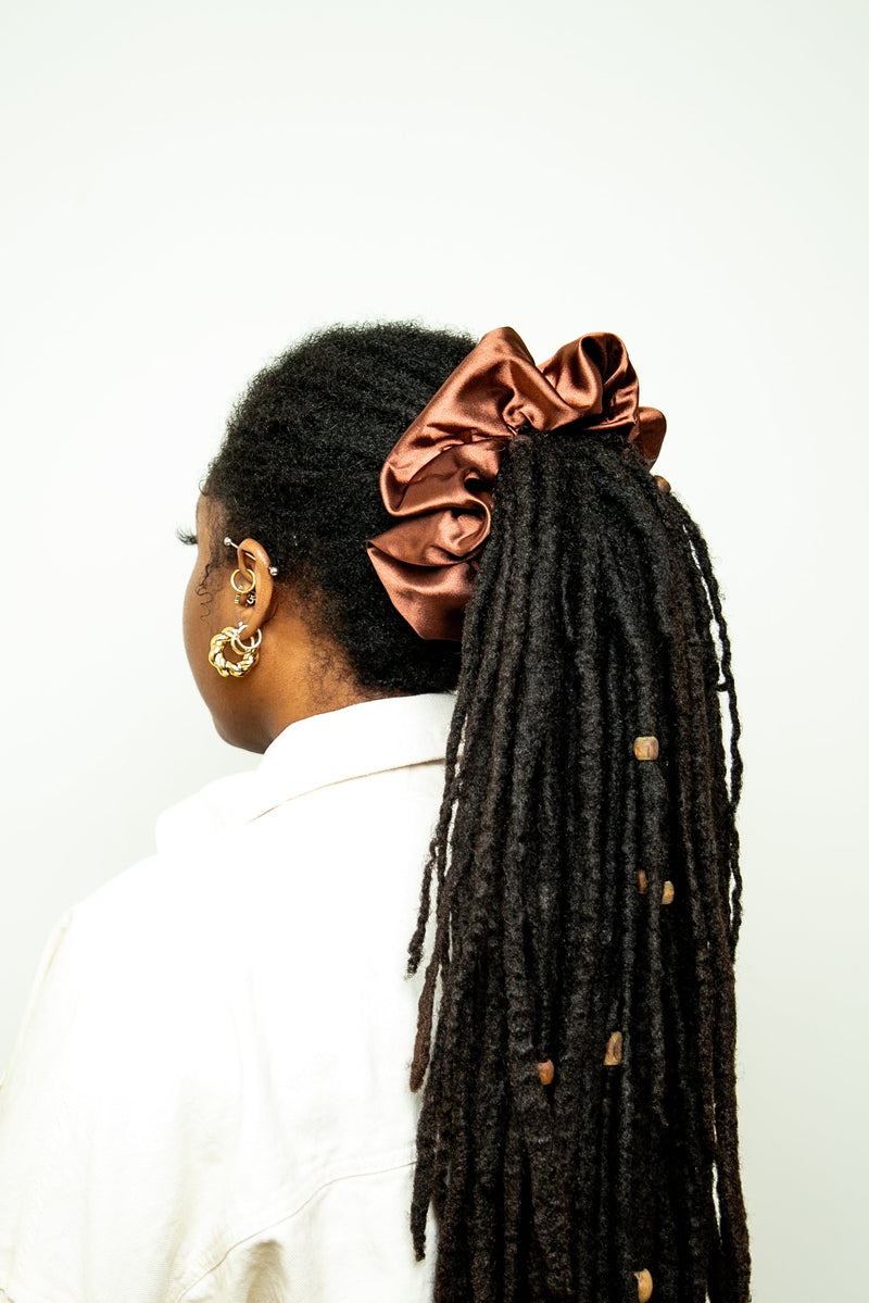 Chouchou XL en satin marron châtaigne