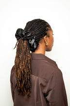 Scrunchie XL de cetim preto ônix