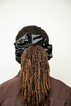 Scrunchie XL de cetim preto ônix