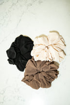 Scrunchie XL de chiffon cor cacau e marrom-cacau