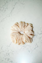 Scrunchie XL em chiffon branco whisky taupe Cloud