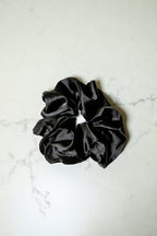 Scrunchie XL de cetim preto ônix