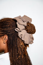 Scrunchie XL de chiffon cor cacau e marrom-cacau