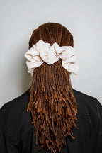 Scrunchie XL em chiffon branco whisky taupe Cloud